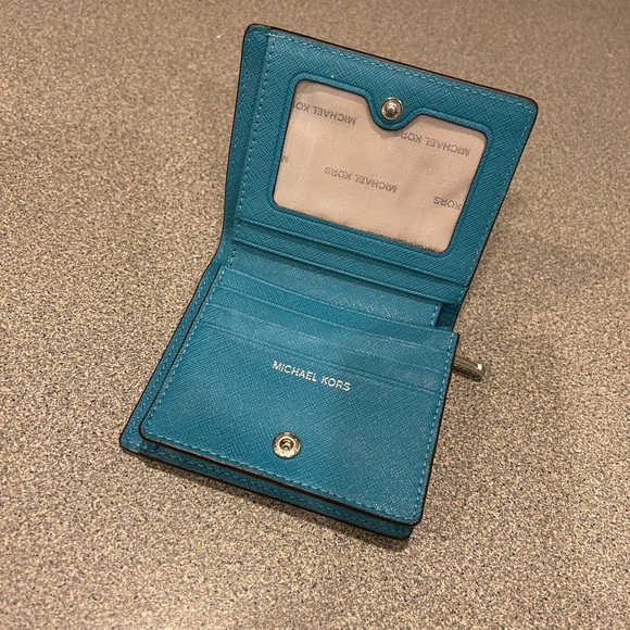 Michal Kors Saffiano leather teal wallet - Picture 3 of 11